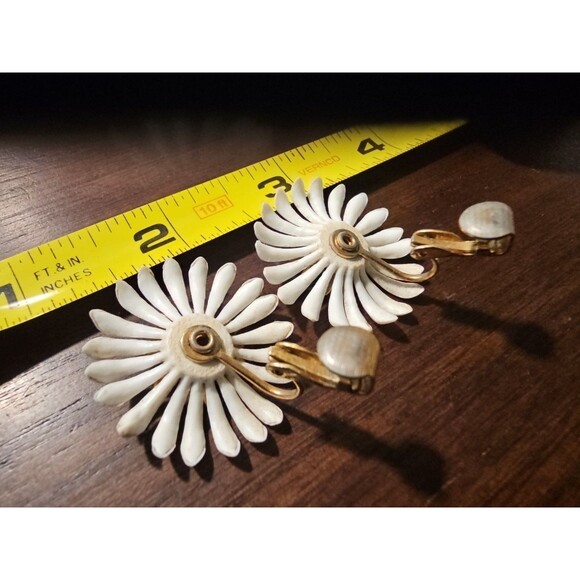 Vintage 1960s Mod Daisy Flower Clip Earrings White Soft Plastic Sarah Cov Style - Picture 5 of 6